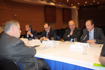 Imagen reunión con varios funcionarios estatales